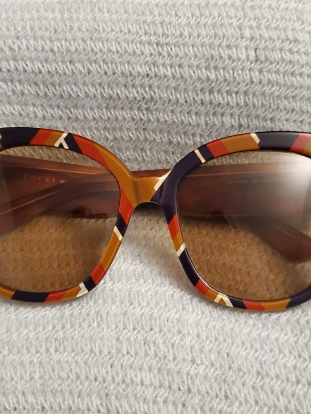 Gucci Women's red tortoise Cat-Eye Sunglasses